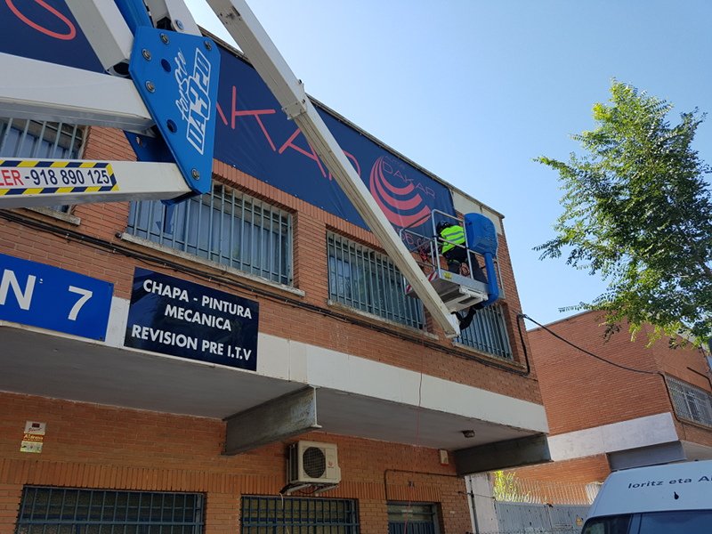 Instalación de lonas publicitarias